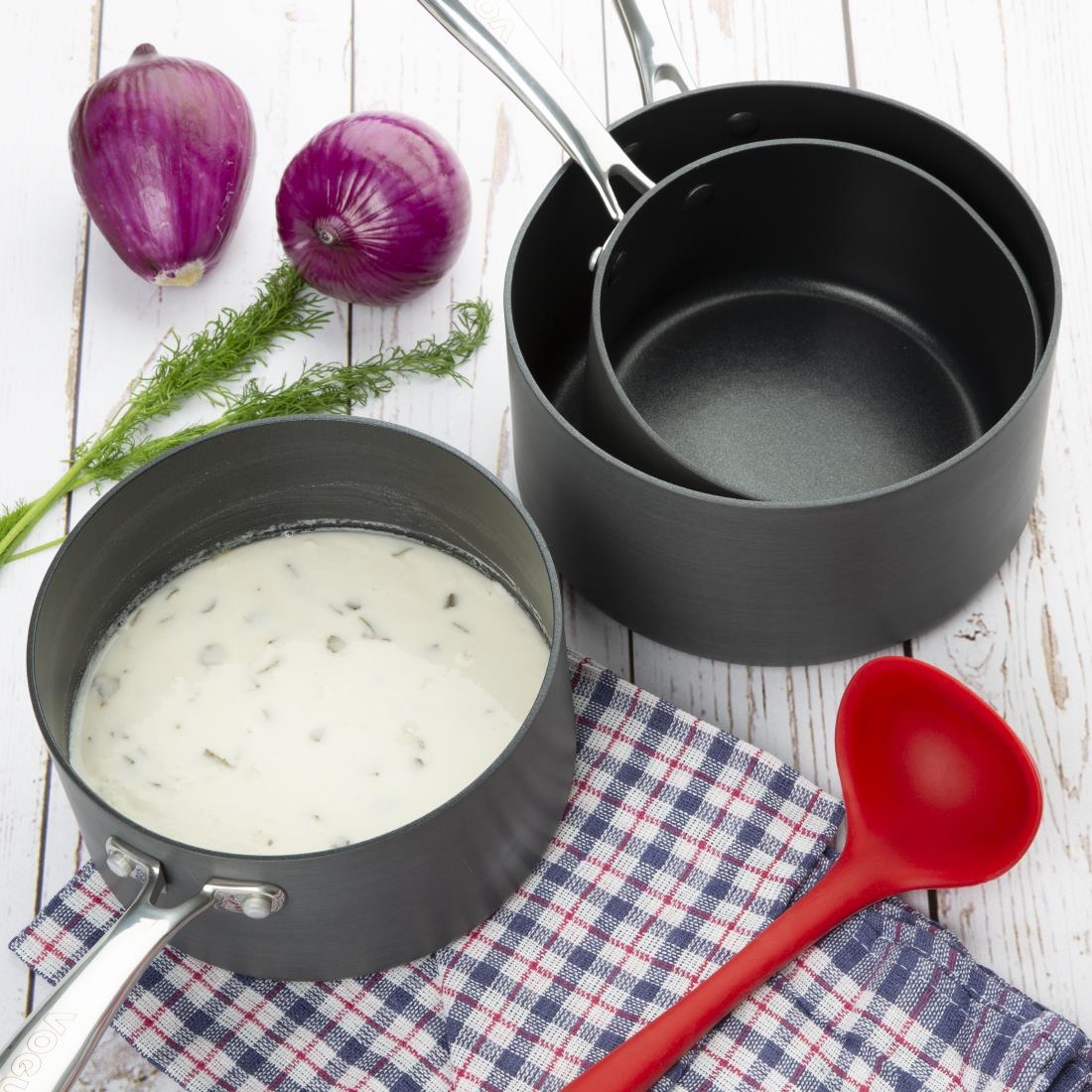 Casserole antiadhésive en aluminium anodisé Vogue 180mm CP764
